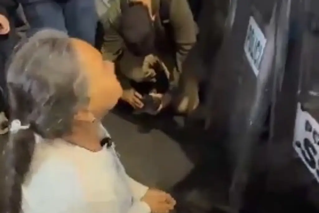 Imagen Madre buscadora se arrodilla frente a policías en CDMX; 'queremos que nos comprendan', pide