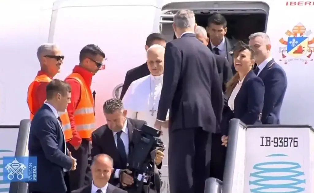 Imagen Papa León XIV baja del avión que lo regresaría a Roma por una falla técnica (+Video)