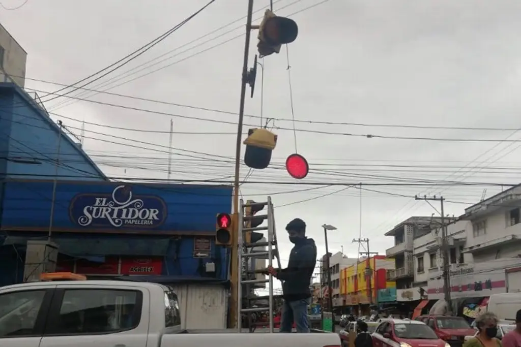 Imagen Cambian más de 2 kilómetros de cables en semáforos de Veracruz