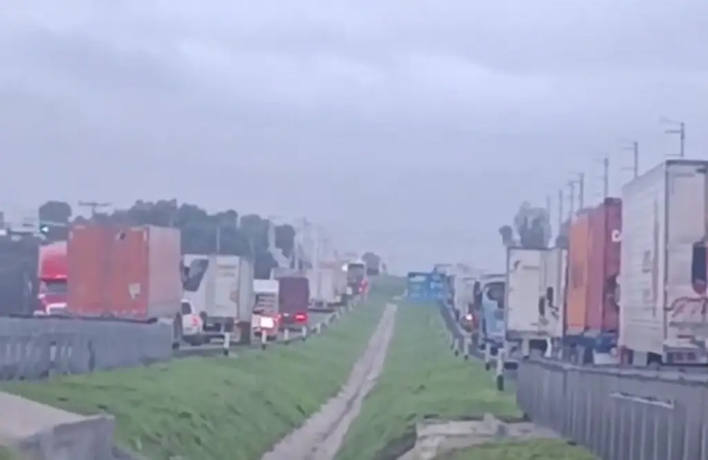 Imagen Reportan fallecidos y lesionados por fuerte choque en carretera este sábado