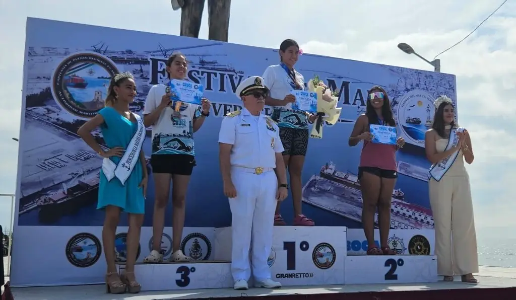 Imagen Nadadores desafían el mar en el tradicional Cruce de San Juan de Ulúa