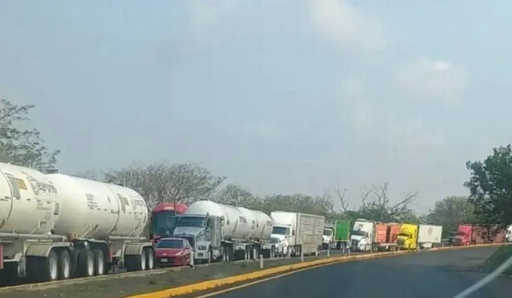 Imagen Tome precauciones; hay cierre parcial de circulación en autopista Córdoba - Veracruz