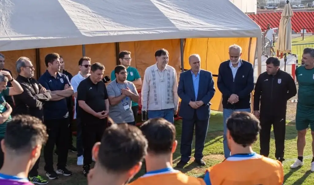 Imagen Fernández Noroña visita entrenamiento de la selección de Irán en pleno Mundial 