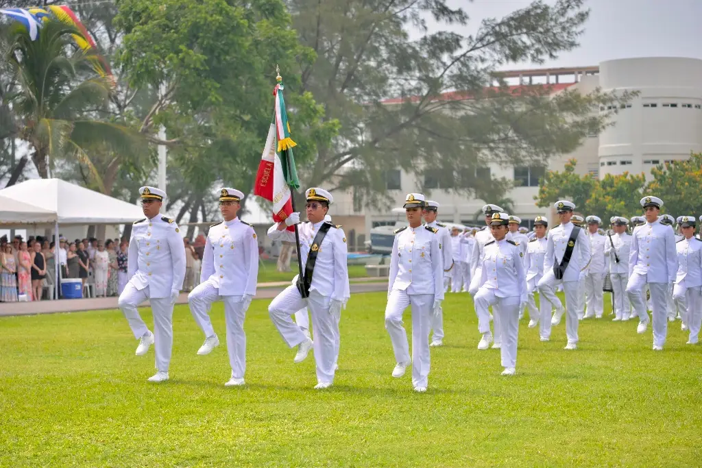 Imagen Graduación en la Náutica Mercante de Veracruz; jóvenes a punto de desmayarse