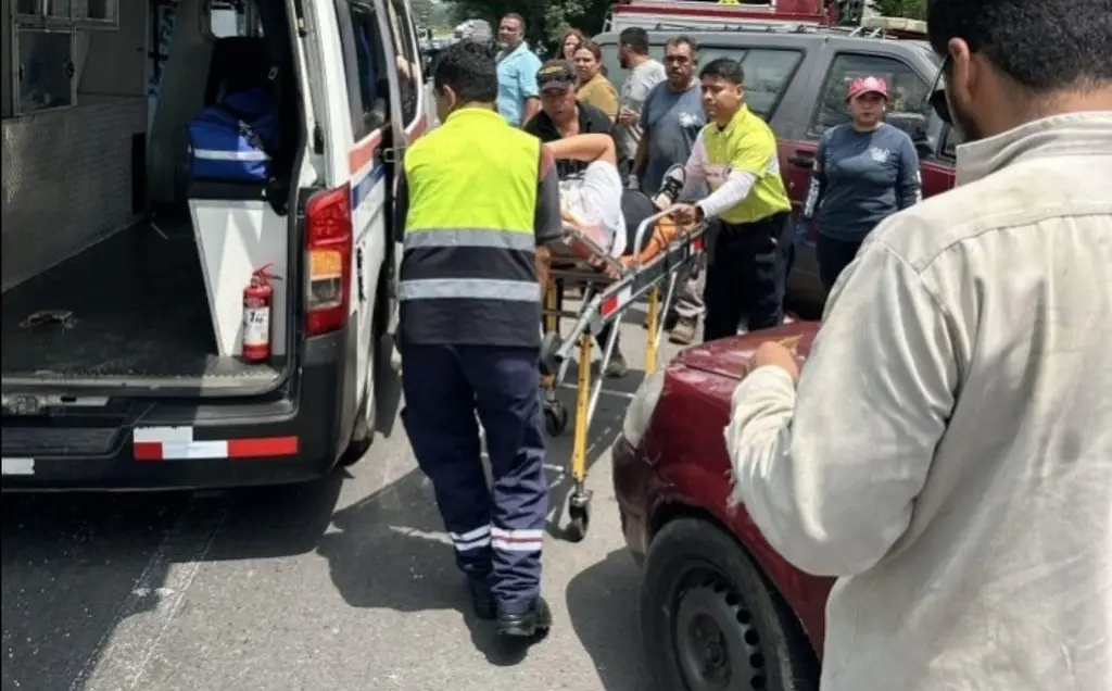 Imagen Fuerte accidente en autopista de Veracruz; hay una estudiante lesionada