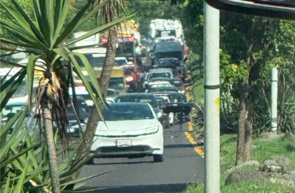 Imagen Reportan carga vehicular por tráiler en esta zona de Veracruz. Precaución