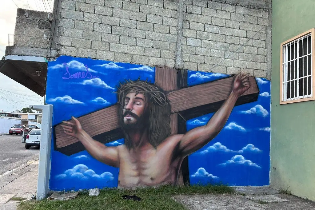 Imagen Mural de Jesús crucificado sorprende a vecinos; checa dónde se ubica