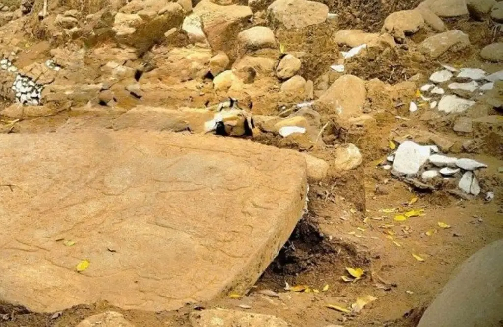 Imagen Hallan estela y plataforma de hace mil 400 años en Coatepec, Veracruz 