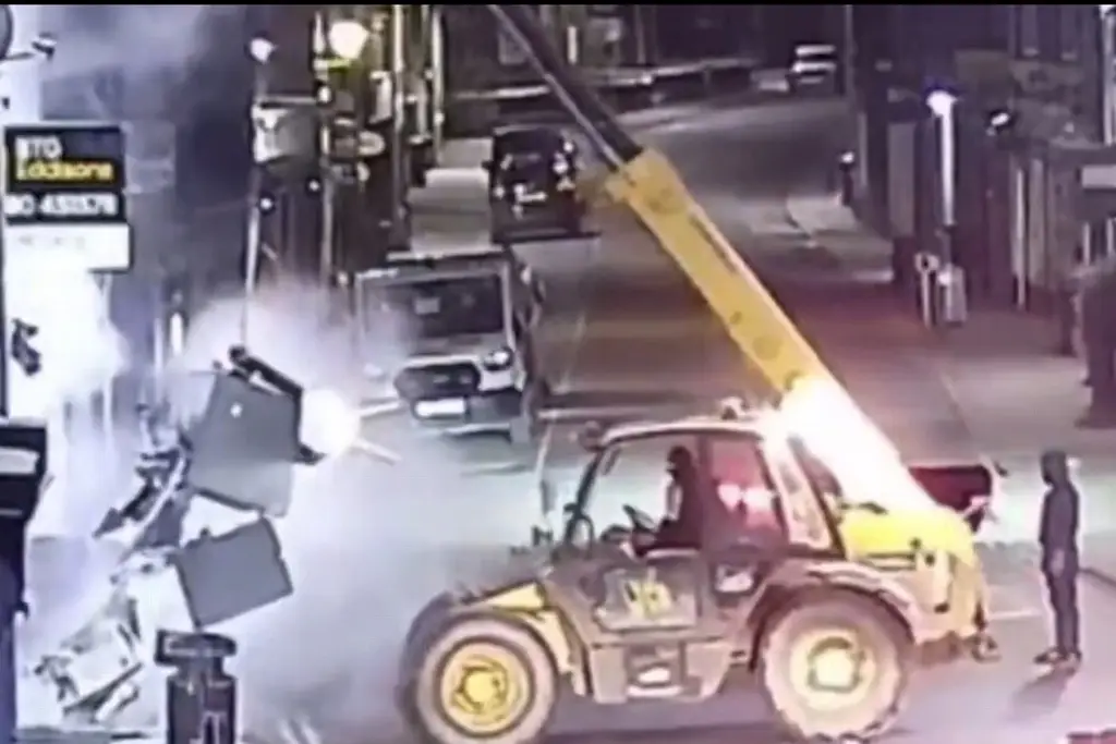 Imagen Con retroexcavadora, roban cajero automático (+Video)