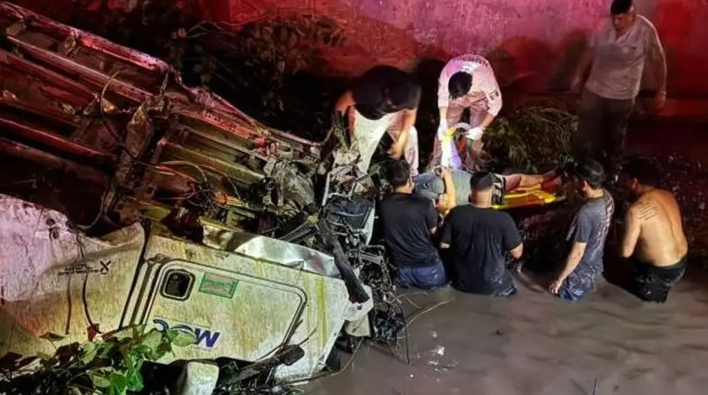 Imagen Sobrevive trailero tras caer 15 metros y quedar atrapado en unidad incendiada
