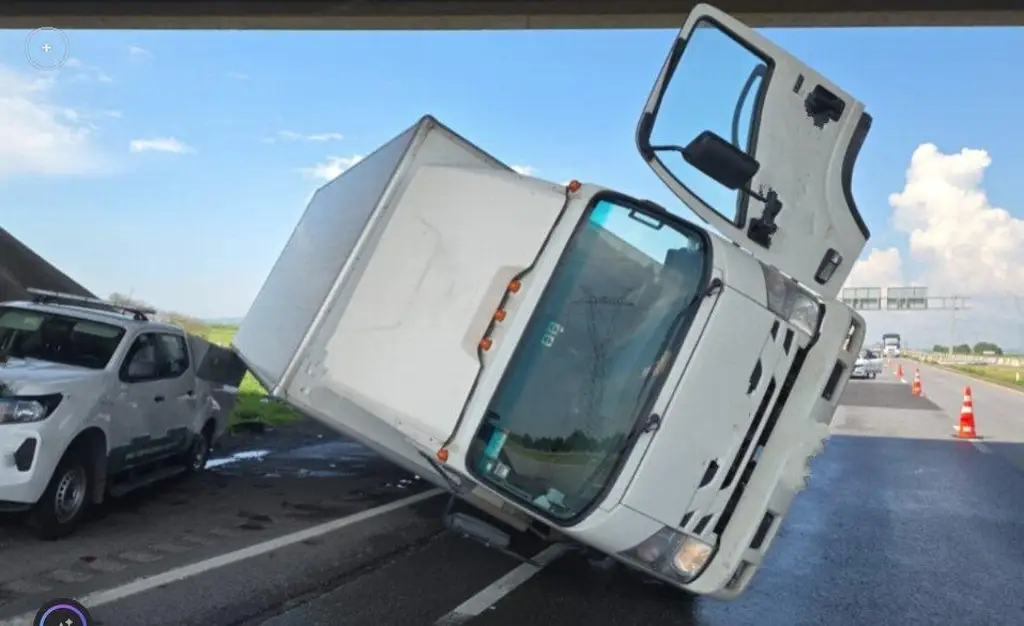 Imagen Cierre parcial de circulación en autopista de Veracruz; conoce a qué altura 