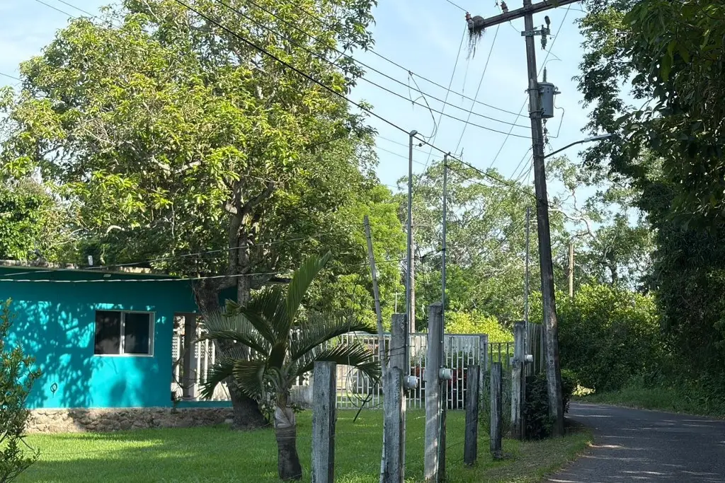 Imagen Falta de luz en Paso Colorado, Medellín porque algunos se 'cuelgan', denuncian vecinos 