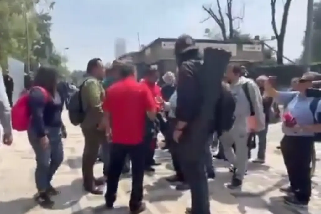 Imagen Pequeña comisión de la CNTE ingresa a instalaciones de la SEP (+Video)