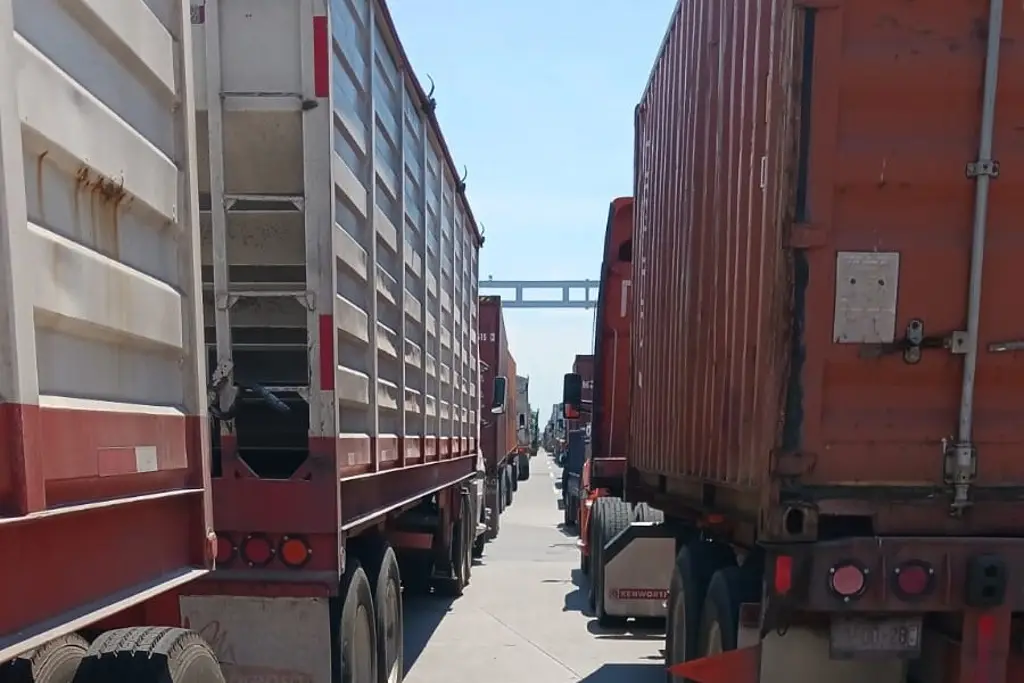 Imagen Buscan agilizar filas en la aduana de Veracruz; llegan 120 elementos 