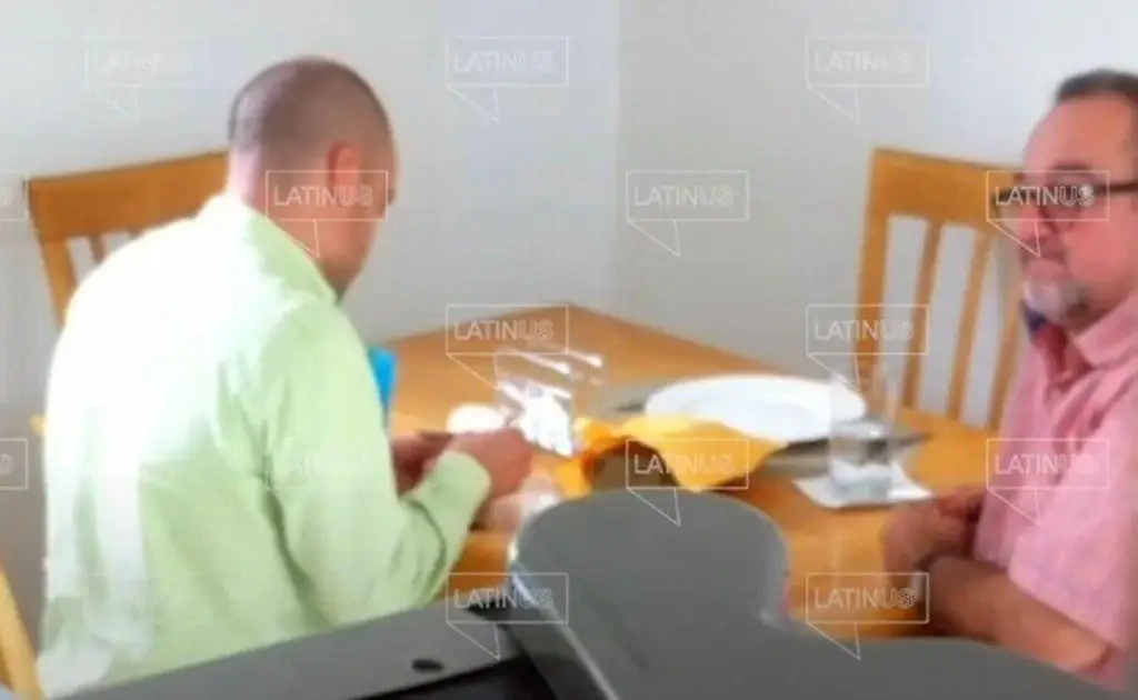 Imagen INE exonera al otro hermano de AMLO tras ser captado recibir dinero en sobres amarillos