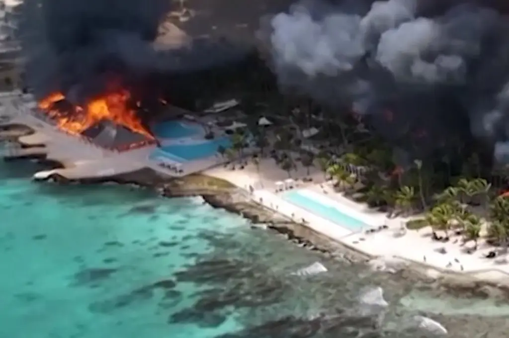 Imagen Arde un resort de lujo con miles de turistas en su interior (+Video)