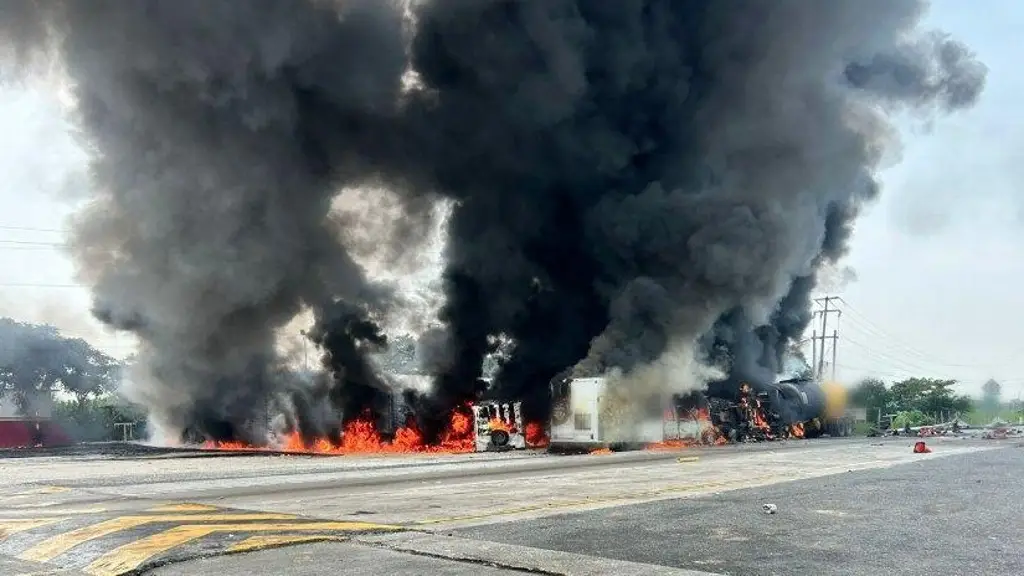 Imagen Explosión en caseta de La Venta, Tabasco; pipa con combustible choca contra autos
