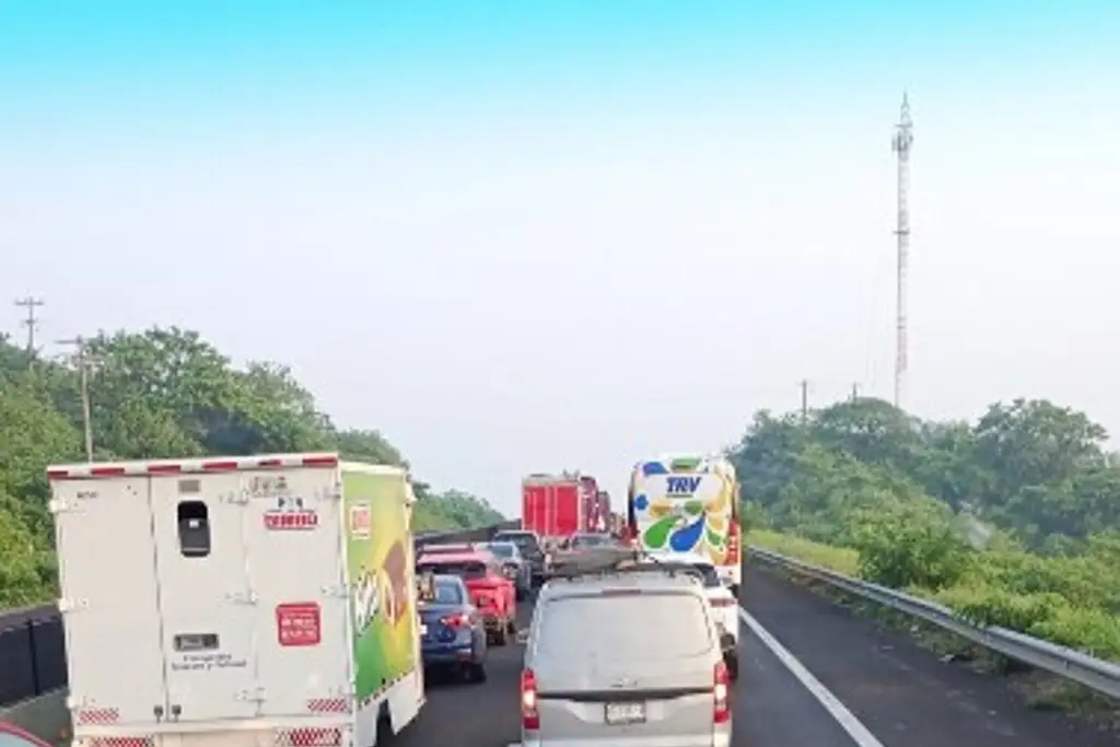 Imagen Accidente causa cierre vial en autopista Veracruz-Cardel ¿A qué altura?