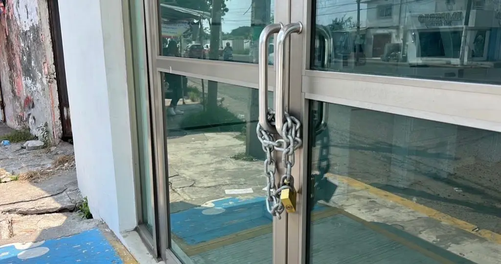 Imagen Con cadena y candado toman instalaciones de CFE en Veracruz 