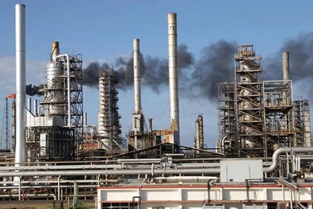 Imagen Refinería en Salina Cruz opera con normalidad: Pemex tras fugas y explosión reportadas
