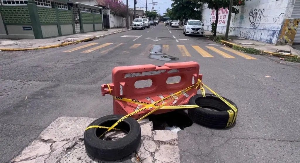 Imagen Reportan socavón en calles del centro de Veracruz 