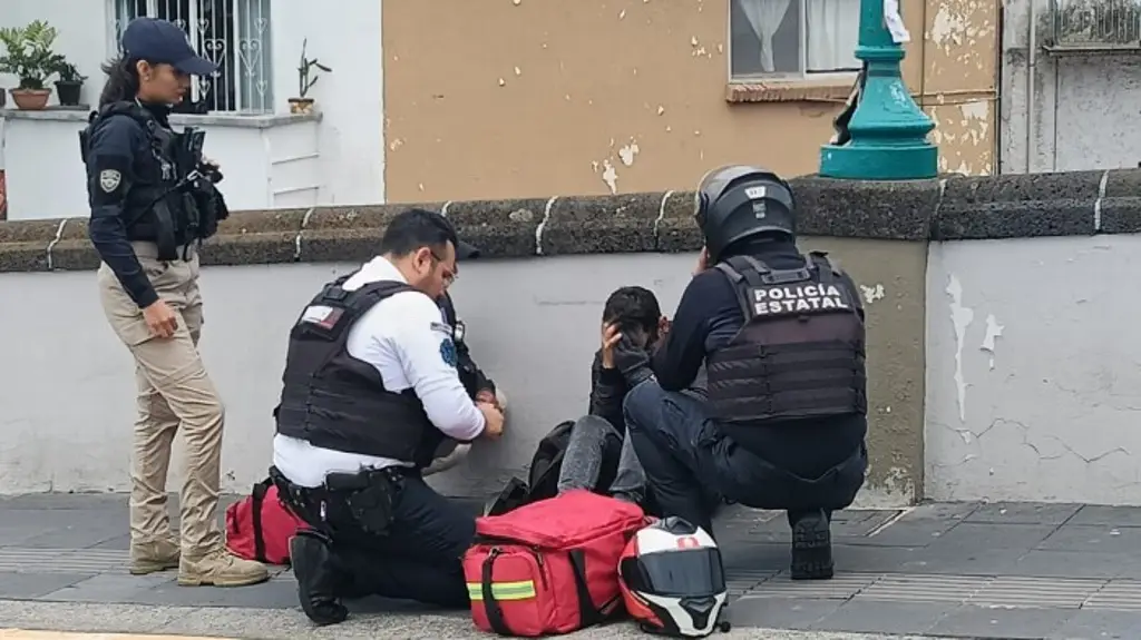 Imagen Joven sufre crisis nerviosa e intenta lanzarse de puente Xallitic de Xalapa