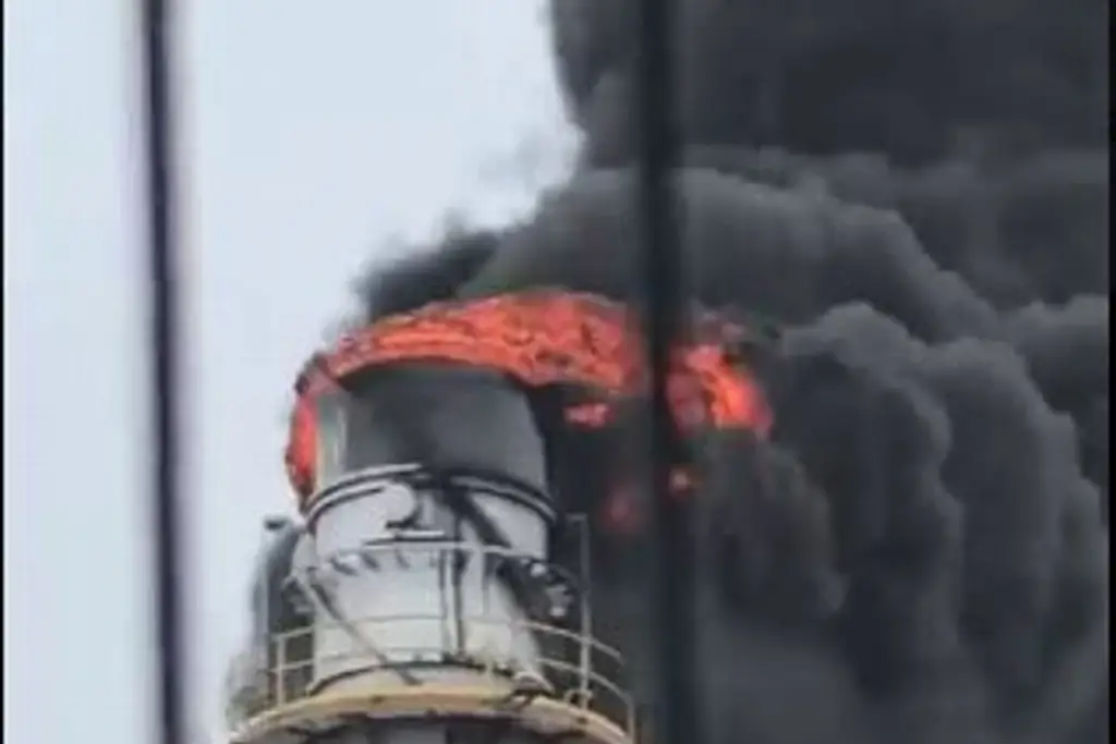 Imagen Reportan olor a gas y densa columna de humo en la Refinería Olmeca de Dos Bocas, Tabasco