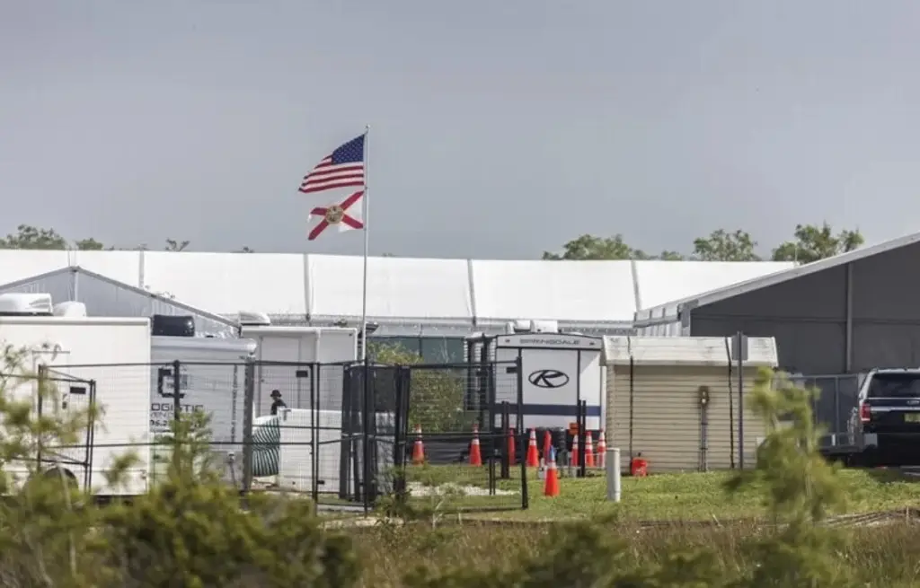 Imagen En EU, anuncian cierre del centro de detención migratoria 'Alligator Alcatraz' (+Video)