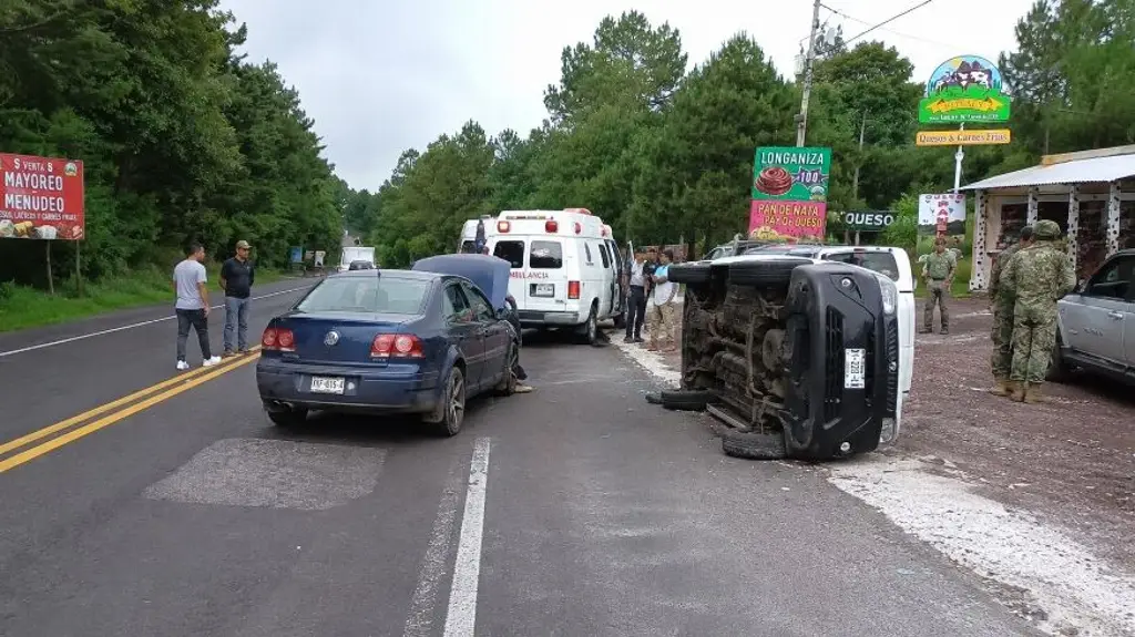 Imagen Choque y volcadura en la carretera a Perote, cerca de Las Vigas