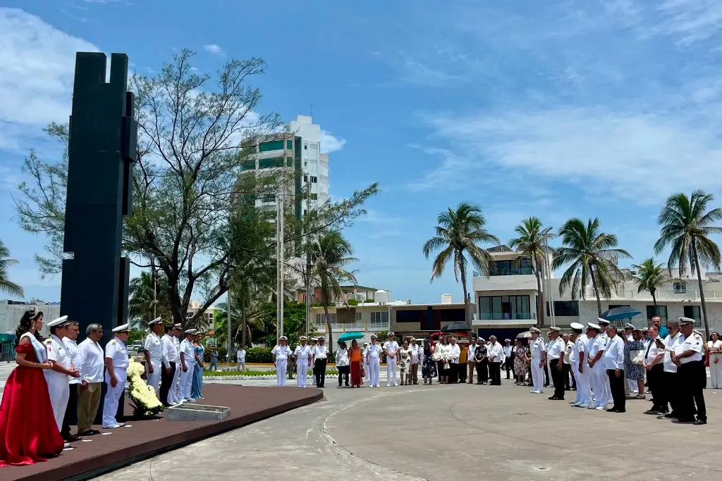 Imagen Marinos mercantes de Veracruz honran a sus caídos en el Día de la Gente de Mar