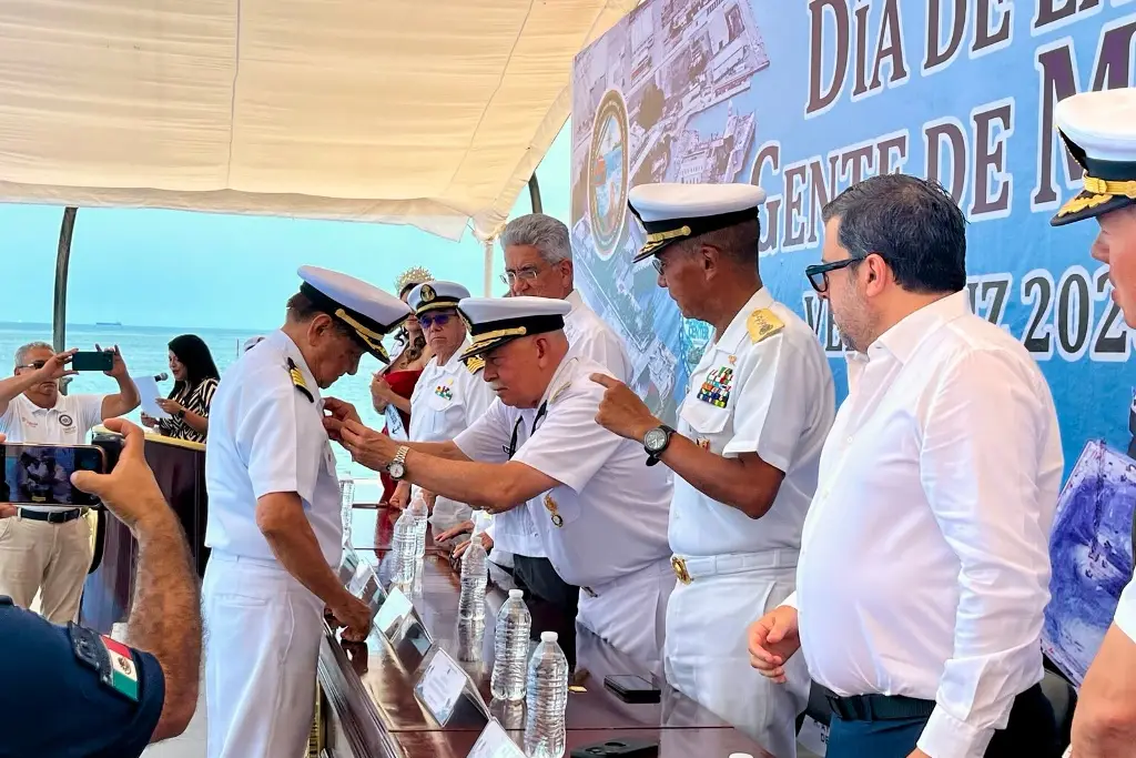 Imagen Marinos mercantes de Veracruz reciben reconocimiento por décadas de servicio