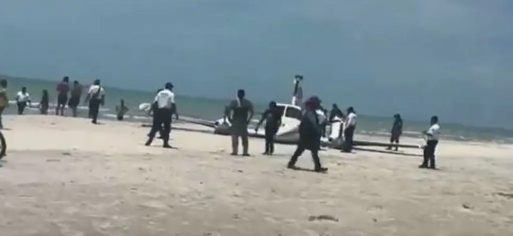 Imagen Avioneta aterriza de emergencia en playa de Campeche (video)