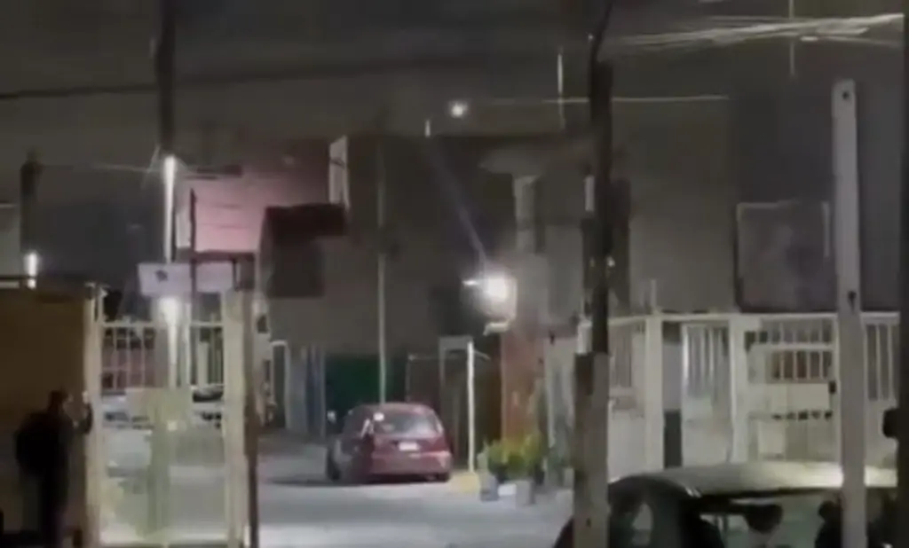 Imagen Permanece atrincherado y armado, con su familia como rehén