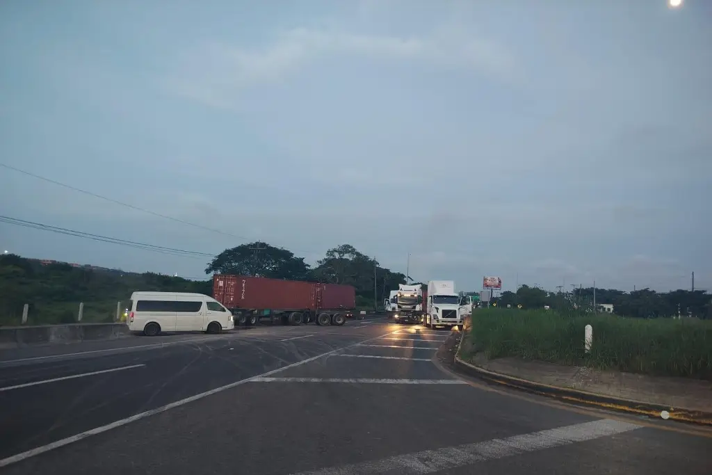 Imagen Reportan tráfico en carretera Veracruz-Cardel; este es el motivo