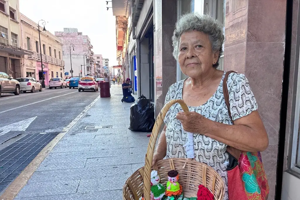 Imagen Tiene un gran corazón: esta abuelita vende chicles para apoyar a otras personas en Veracruz 