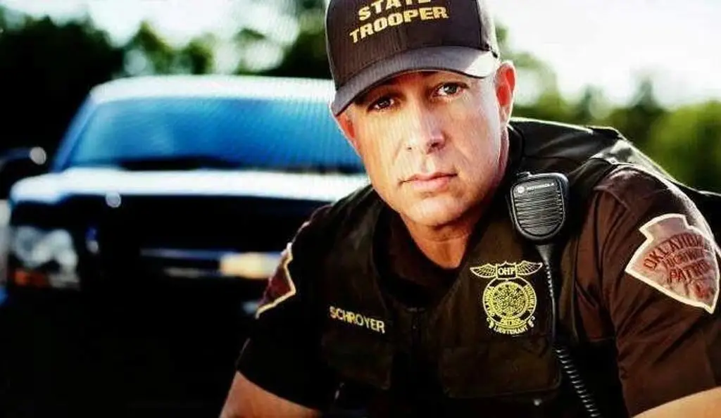 Imagen Trump nomina a un expolicía para dirigir la agencia encargada de control migratorio