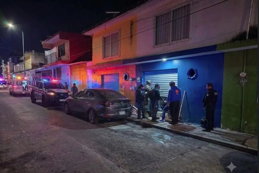 Imagen Intensa movilización en Xalapa por hombre que se encerró dentro de taller; esto hizo