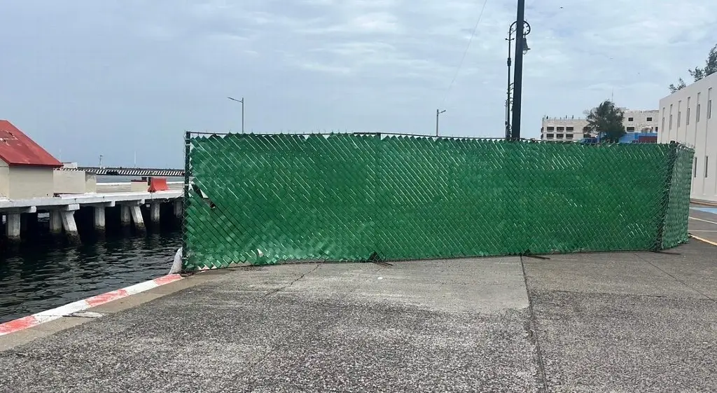 Imagen Reportan tramo del malecón cercado sin previo aviso.
