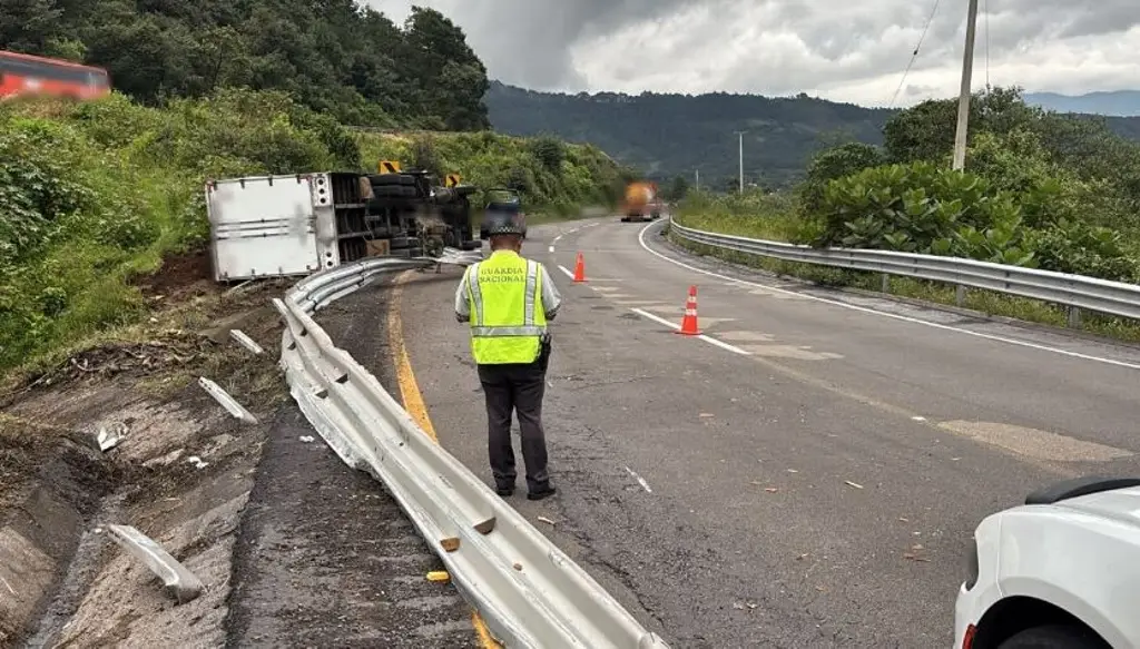 Imagen Cierre parcial en carretera por accidente de tráiler