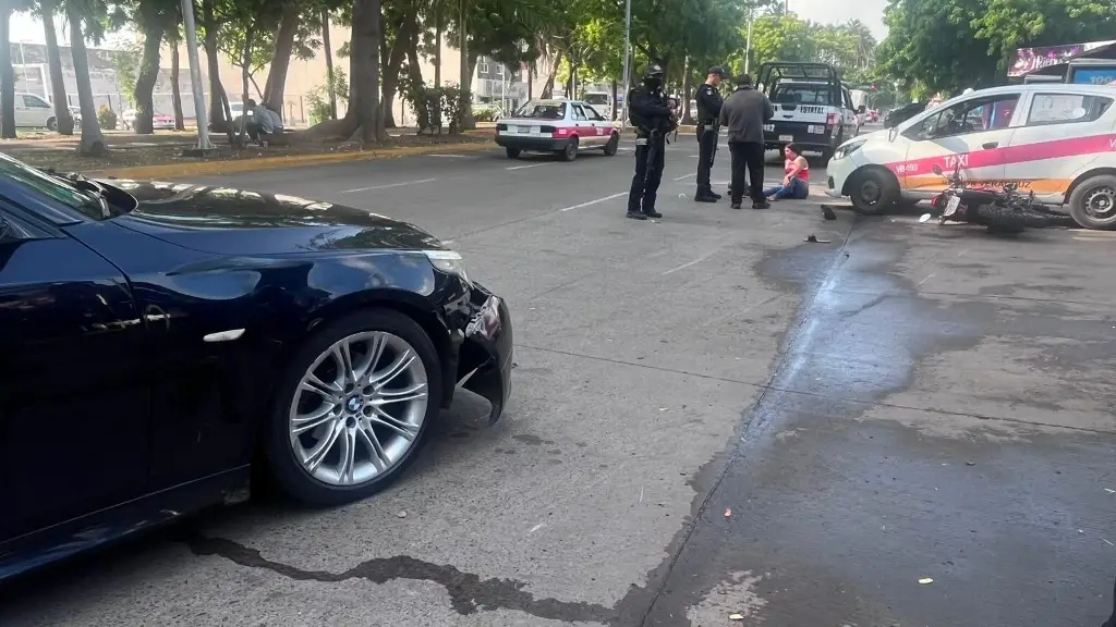 Imagen Moto choca con auto de lujo y taxi en Veracruz 