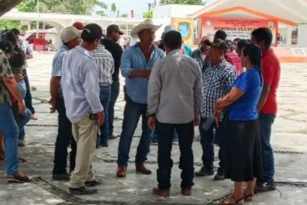 Imagen Comunidades de Las Choapas amenazan con bloqueos si no solucionan apagones