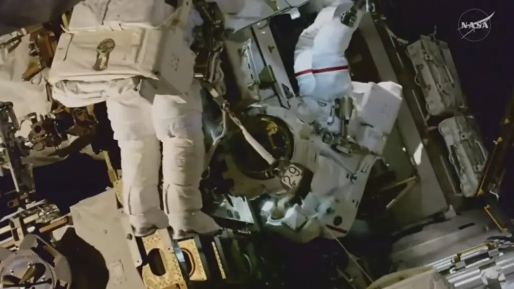 Imagen Caminata Espacial: Astronautas reparan brazo robótico de la Estación Espacial