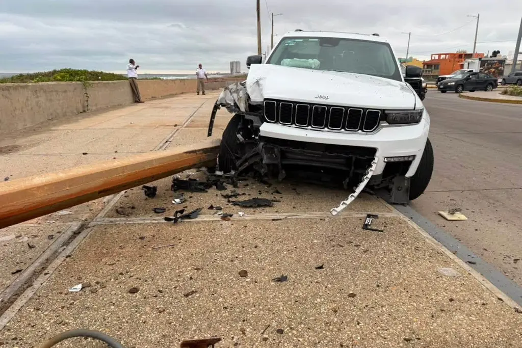 Imagen Conductor destroza su camioneta en el malecón de Coatzacoalcos; tras festejos por la victoria de México