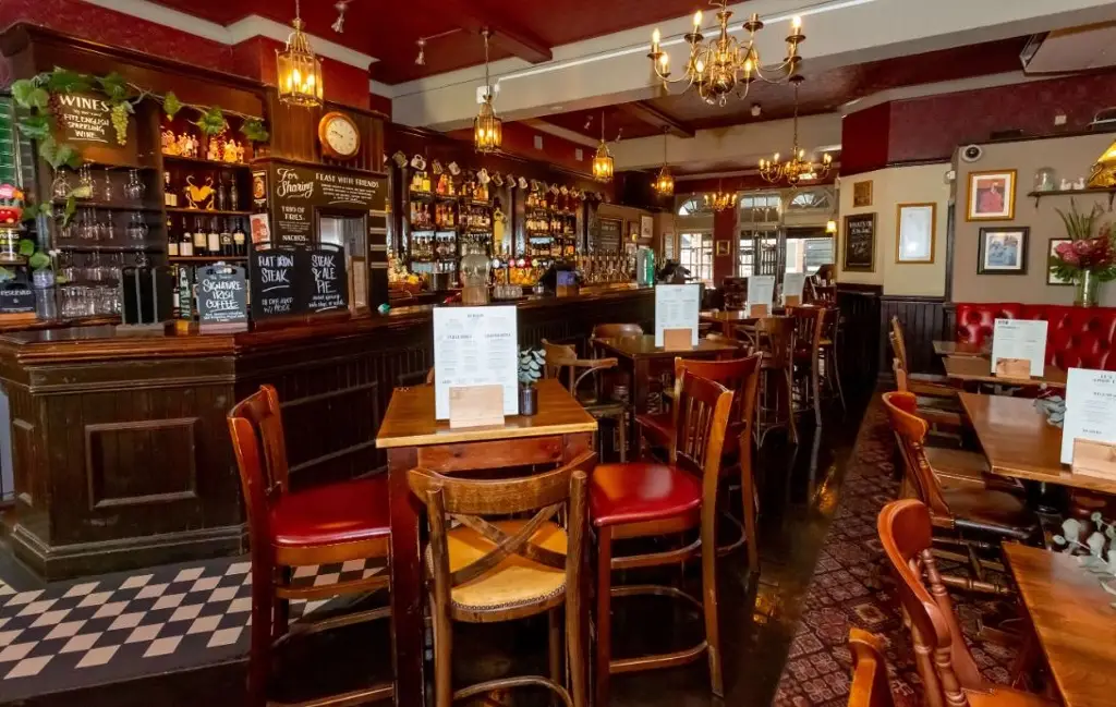 Imagen Pubs británicos abrirán de madrugada para ver el partido México contra Inglaterra