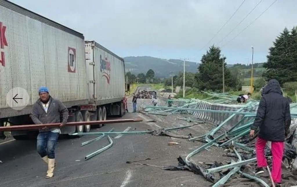 Imagen Volcadura de tráiler en autopista provoca rapiña de mercancía