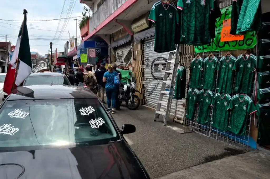 Imagen Catean negocio de artículos tácticos en el centro de Xalapa; reportan un detenido