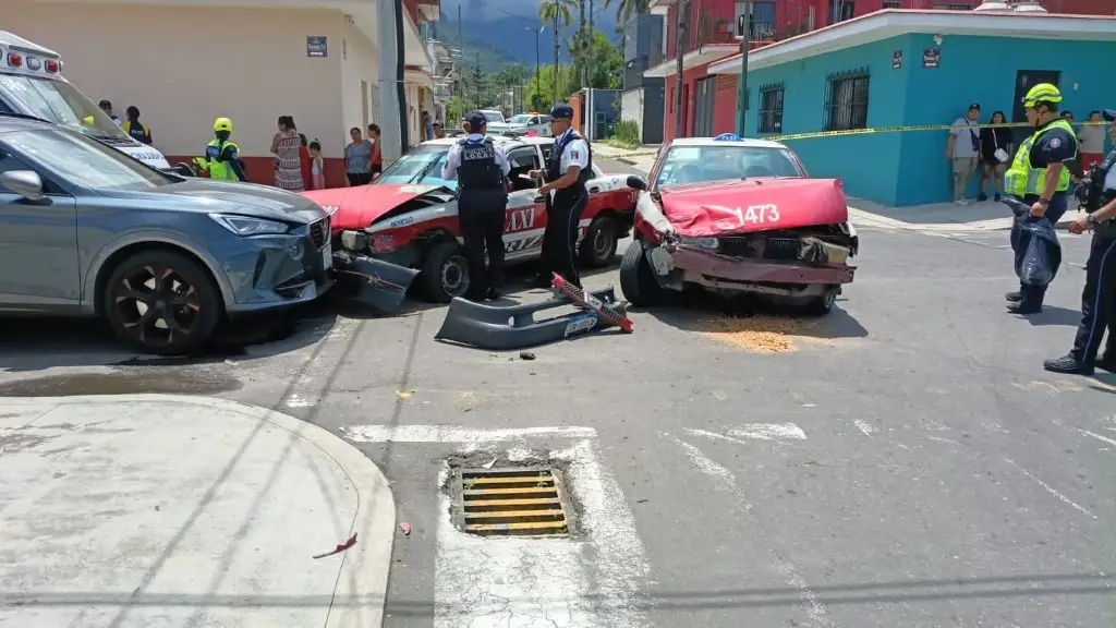 Imagen Choque entre dos taxis y un auto deja lesionados en Orizaba