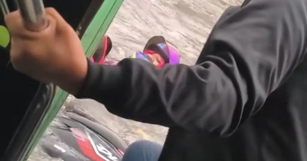 Imagen Así rescataron desde un camión a una mujer atrapada en inundación en la CDMX (VIDEO)