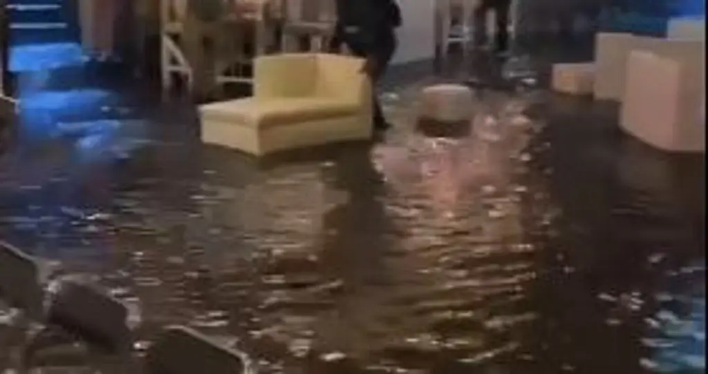 Imagen Lluvias inundan la calle Subterránea de Guanajuato (video)