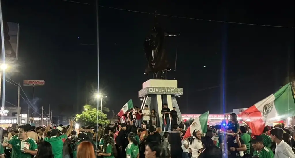 Imagen Tremenda fiesta la que se armó en la estatua de Cuauhtémoc en Veracruz 